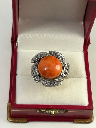 Anillo Oro y Coral con Diamantes