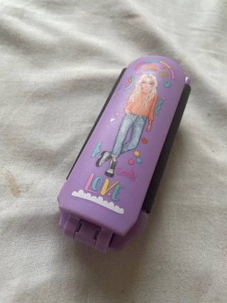 -GRATIS-Peine Morado con Dibujos