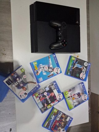 PS4 (Playstation 4) + 5 Juegos