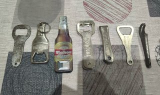 Lote 7 apribottiglie da collezione per birra