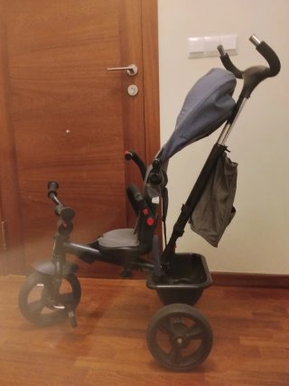 Triciclo infantil con capota