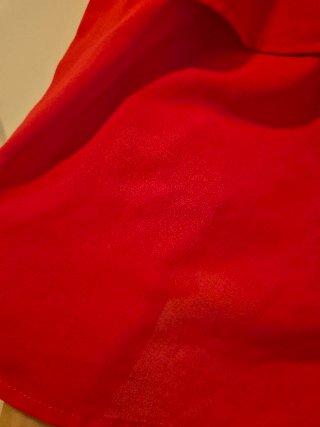 Blusa roja con volantes
