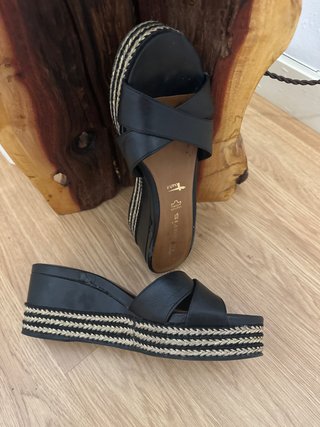 Sandalias cuña Tamaris negras