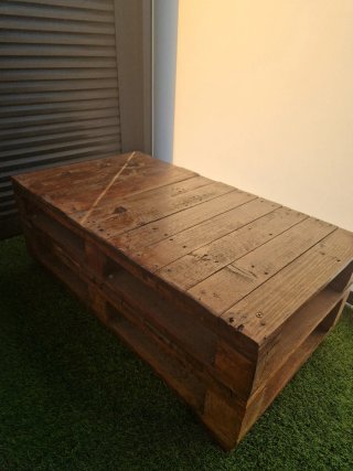 Mesa de palets de madera con ruedas