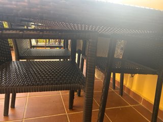 1 mesa y 6 sillas de terraza