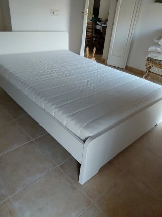 Cama doble blanca Ikea 205x 145cm. + colchon nuevo
