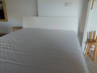 Cama doble blanca Ikea 205x 145cm. + colchon nuevo