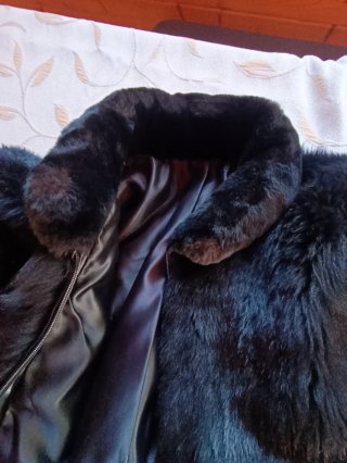 Abrigo de pelo negro