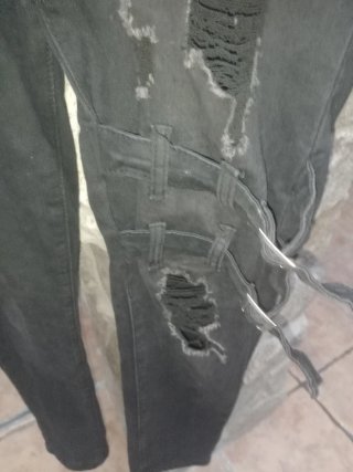 Pantalones vaqueros negros desgarrados talla L