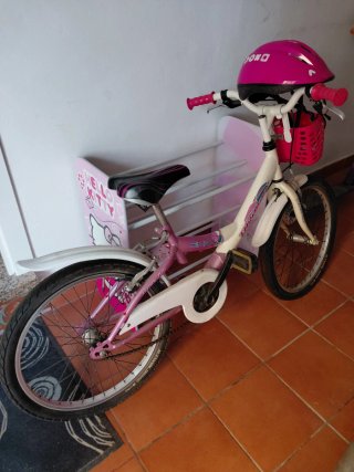 Bicicleta infantil 20 pulgadas rosa con casco.