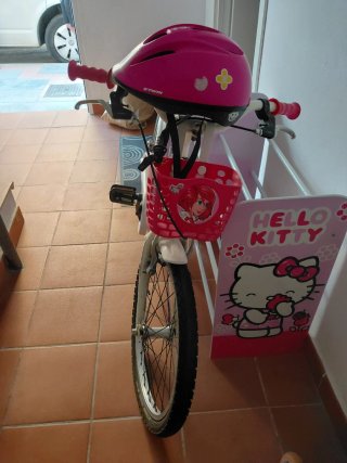 Bicicleta infantil 20 pulgadas rosa con casco.