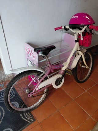 Bicicleta infantil 20 pulgadas rosa con casco.