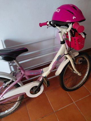 Bicicleta infantil 20 pulgadas rosa con casco.
