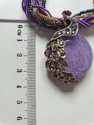 Collar de pavo real morado