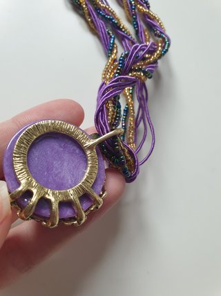 Collar de pavo real morado