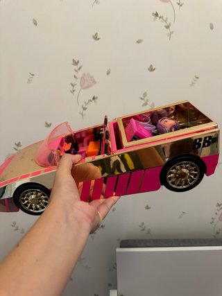 Coche LOL con muñecas y accesorios