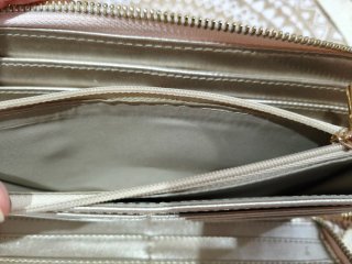 Cartera Guess rosa con logo
