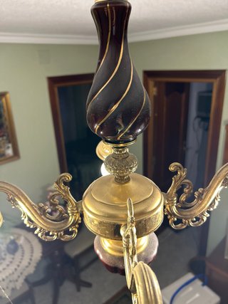Lámpara de salón dorada y marrón