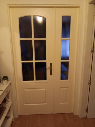 Puerta doble de madera blanca