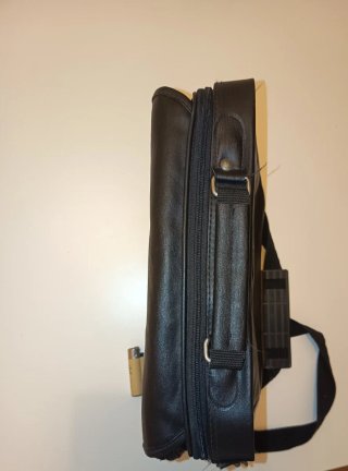 Maletín portátil negro con correa