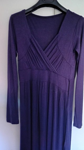 Abito viola con bordo in pizzo