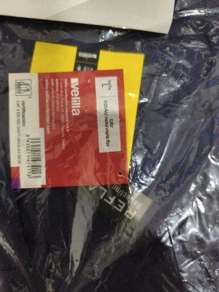 pantalón talla l, 2 chalecos talla M, botas 42