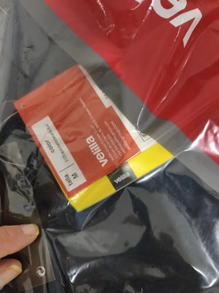 pantalón talla l, 2 chalecos talla M, botas 42