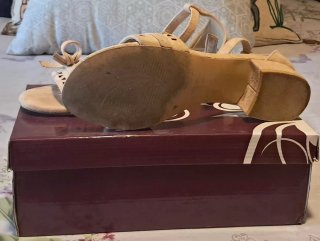 Sandalias beige.