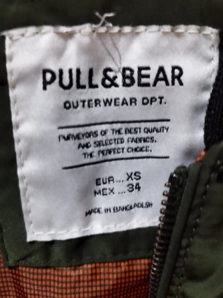Cazadora bomber Pull&Bear verde caqui unisex.