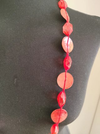 Collar rojo de cuentas