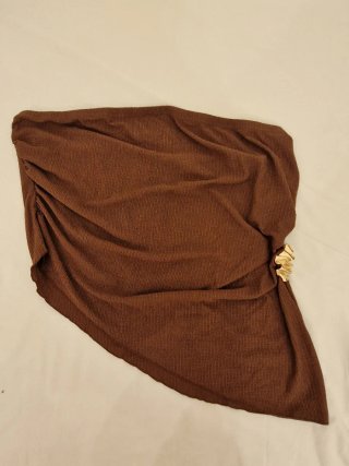 Top marrone drappeggiato con anello dorato