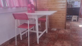 Mesa plegable y 2 sillas rojas