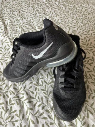 Zapatillas Nike niño negras Usadas 2 veces