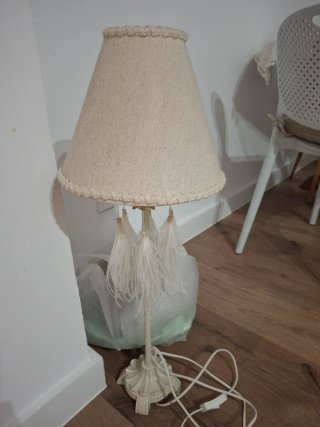 Lámpara de mesa beige con flecos Estado perfecto