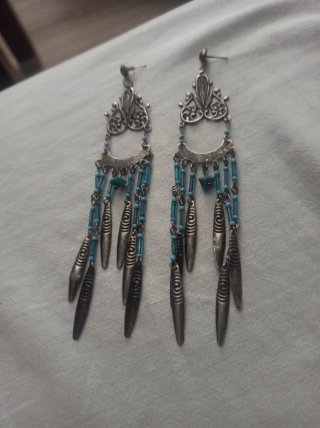 Pendientes largos plateados con cuentas azules