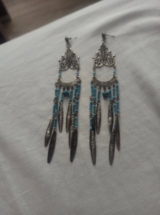Pendientes largos plateados con cuentas azules