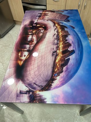 Mesa de cristal con diseño urbano