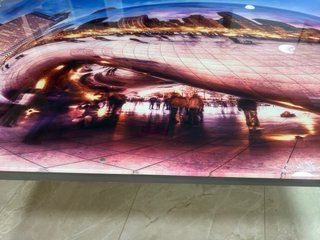 Mesa de cristal con diseño urbano
