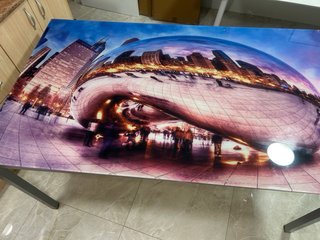 Mesa de cristal con diseño urbano