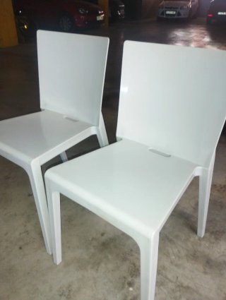 Juego de 2 Sillas Blancas de Plástico