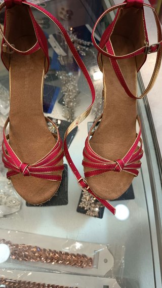 Zapatos de baile rojos y dorados