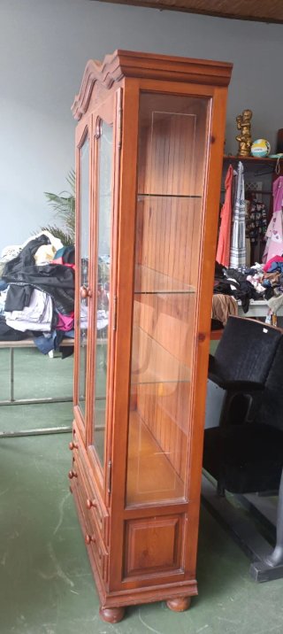 Vitrina de madera con puertas de cristal