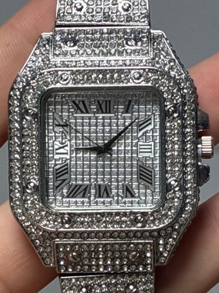 Reloj plateado con diamantes