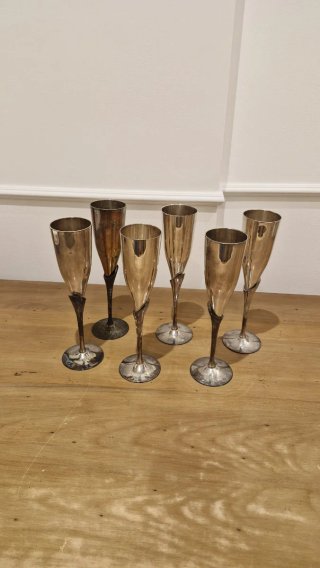 Copas de champán metálicas plateadas