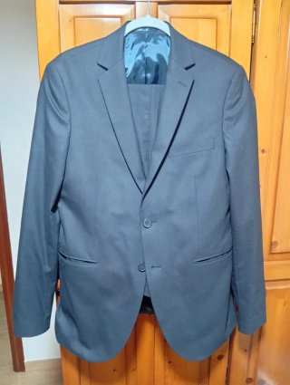 Traje de hombre azul marino moderno