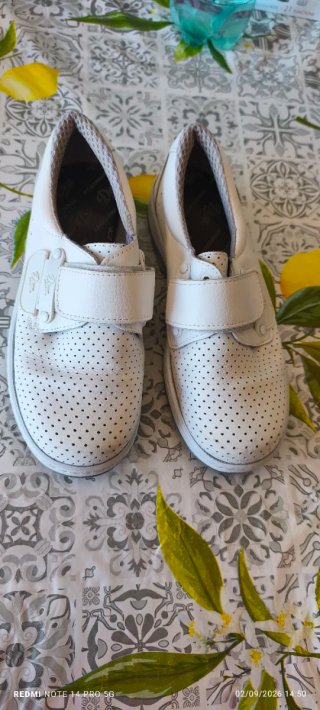 Zapatos blancos de mujer con velcro