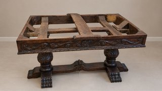 Mesa de madera antigua tallada