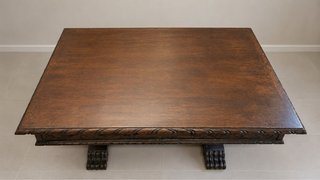 Mesa de madera antigua tallada