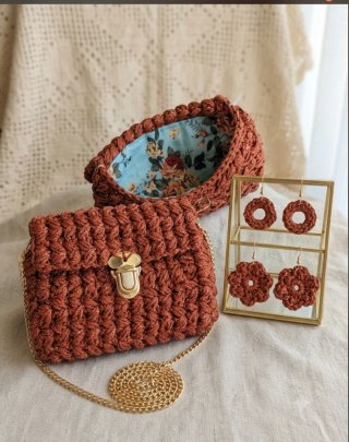 Bolso de fiesta artesanal marrón y dorado