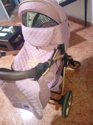 Carro de bebé rosa acolchado